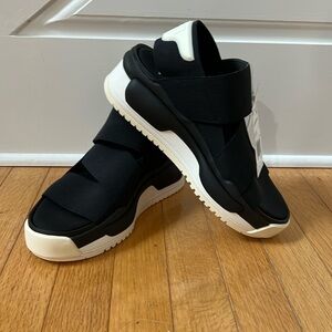 Stunning Y-3 unisex sporty Hokori Sandal